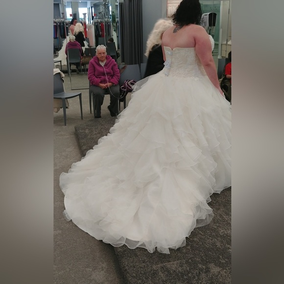 Wedding dress - Picture 11 of 12